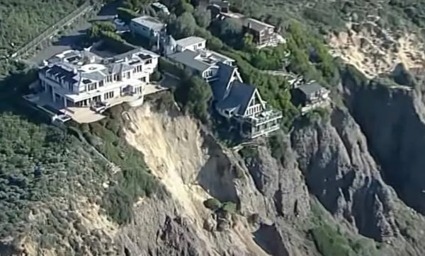 ΗΠΑ: Εξοχικές κατοικίες βρίσκονται στο… χείλος του γκρεμού μετά από κατολίσθηση στην Καλιφόρνια