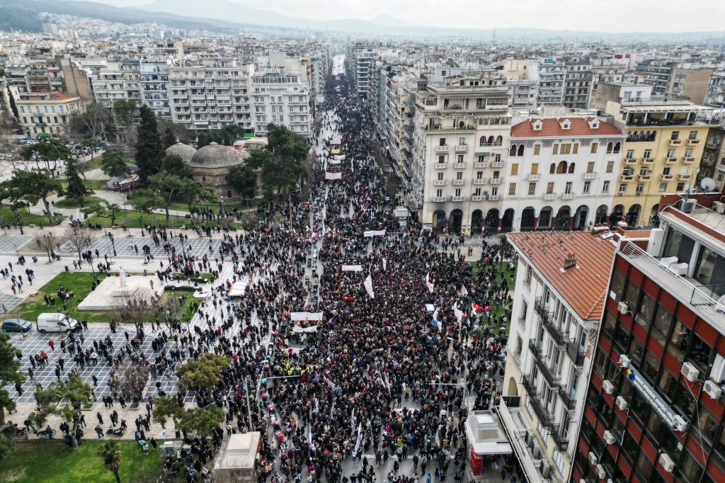 Τέμπη: Θέμα στον Guardian οι πορείες – «Ο χρόνος σταμάτησε στις 28 Φεβρουαρίου 2023»
