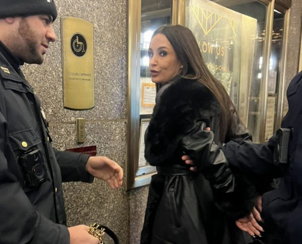 Χειροπέδες σε πασίγνωστη πορνοστάρ – Τι συνέβη;