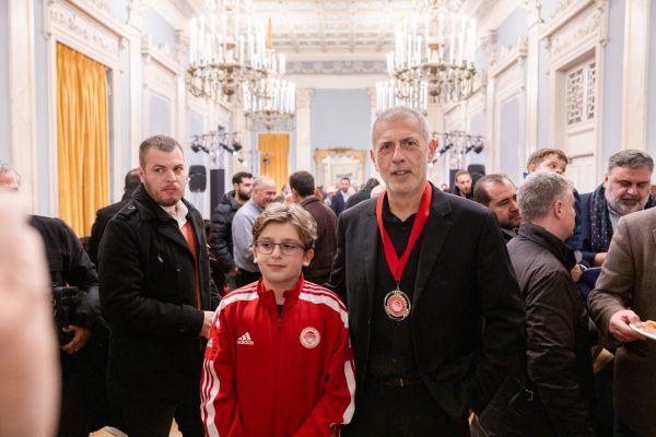 Τιμητικές βραβεύσεις του παλαίμαχου άσου του Ολυμπιακού Ηλία Υφαντή και του Δημάρχου Πειραιά Γιάννη Μώραλη