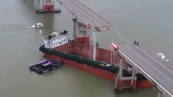 Πρόσκρουση πλοίου σε γέφυρα στην Κίνα - Δύο νεκροί και τρεις αγνοούμενοι
