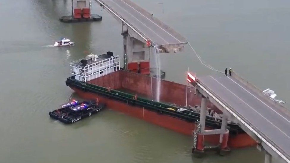 Πρόσκρουση πλοίου σε γέφυρα στην Κίνα – Δύο νεκροί και τρεις αγνοούμενοι