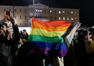 «Μαμά νικήσαμε»: Το μήνυμα ΛΟΑΤΚΙ+ ατόμου που έγινε viral και συγκίνησε