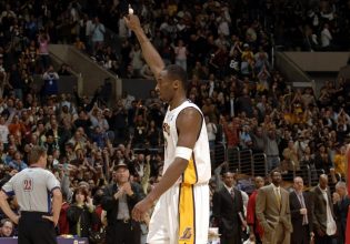 Αποκαλύφθηκε το εντυπωσιακό άγαλμα του Κόμπι Μπράιαντ στο «Staples Center» (pics, vids)