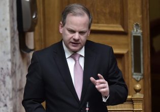 Καταθέτει ο Κώστας Αχ. Καραμανλής στην Εξεταστική για τα Τέμπη – Αναμονή από συγγενείς και Επιτροπή