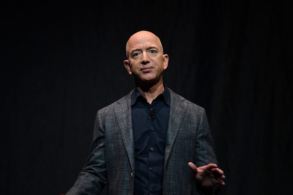 Πλουσιότερος κατά 2 δισ. ο Μπέζος - Πούλησε μετοχές της Amazon για πρώτη φορά από το 2021