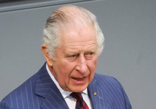 Ο βασιλιάς Κάρολος εμφανίστηκε δημόσια μετά την περιπέτεια της υγείας του – Πώς ήταν