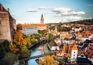 Η ευρωπαϊκή πόλη που μοιάζει με παραμύθι έχει μεσαιωνικά φεστιβάλ και μπύρες στα 1,70 ευρώ