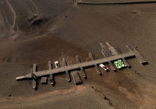 Ισπανία: Άδειες πισίνες και βρόμικα αμάξια στην ξηρασία της χιλιετίας