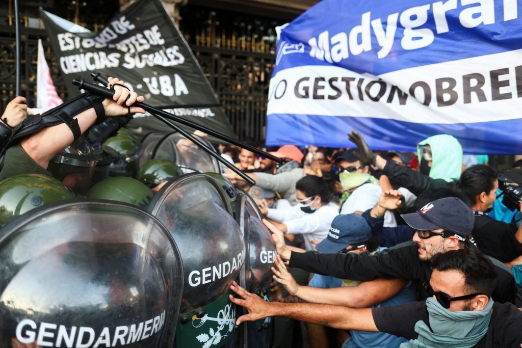 Αργεντινή: Βίαιες ταραχές ξέσπασαν στο Μπουένος Άιρες για τις μεταρρυθμίσεις του Μιλέι
