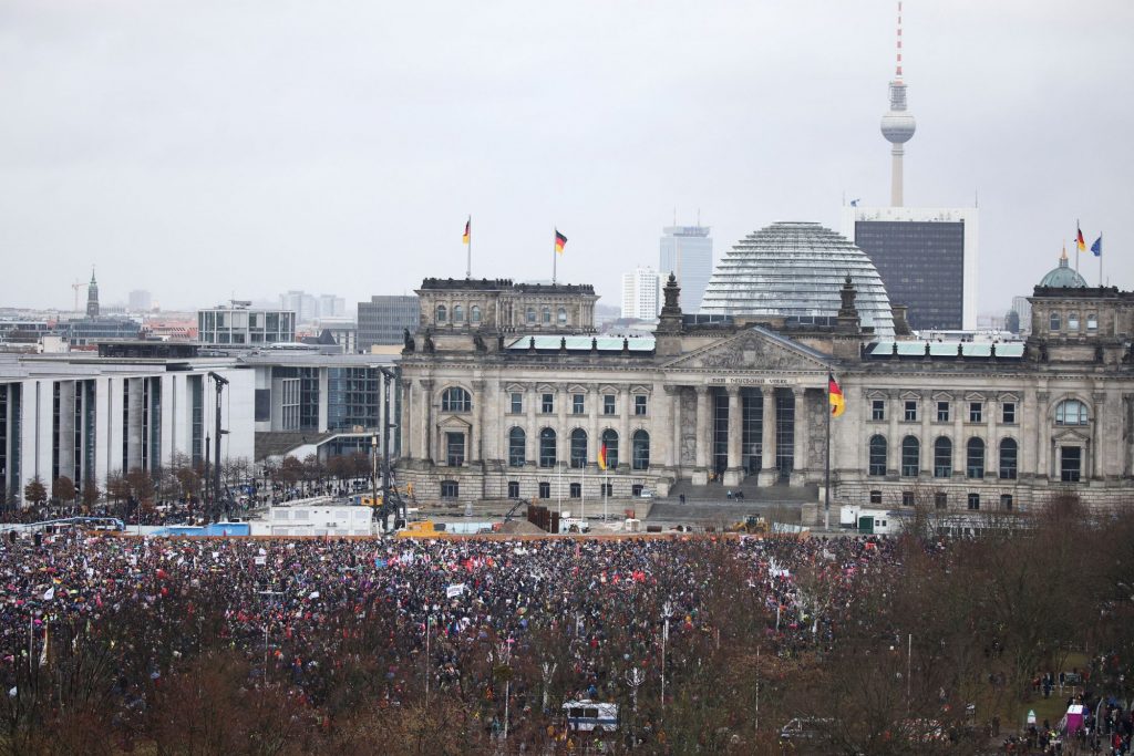 Γερμανία: «Γροθιά» κατά της ακροδεξιάς 120.000 διαδηλωτές στο Βερολίνο – Σε πτώση το AfD
