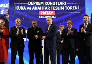 Viral ξανά ο Ερντογάν: Έκανε κλήρωση για τα πρώτα νέα σπίτια στους σεισμόπληκτους