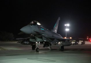 Χούθι: «Θα υποστείτε τις συνέπειες» – Νέα χτυπήματα ΗΠΑ και Βρετανίας