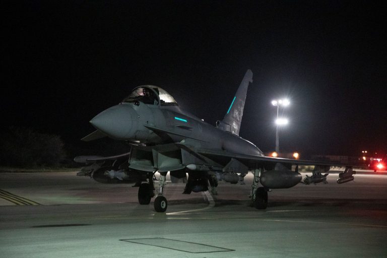 Χούθι: «Θα υποστείτε τις συνέπειες» – Νέα χτυπήματα ΗΠΑ και Βρετανίας