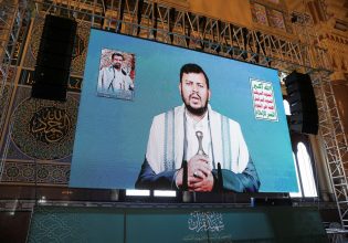 Live: Απειλούν οι Χούθι και εκτελούν – Μπαράζ επιθέσεων με βαλλιστικούς πυραύλους κατά πλοίων