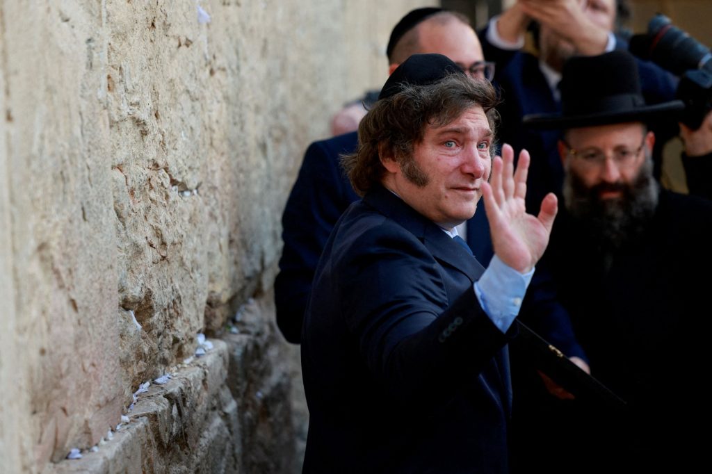 Ισραήλ: Ο Μιλέι κλαίει στο Τείχος των Δακρύων – «Θα μεταφέρω την πρεσβεία της Αργεντινής στην Ιερουσαλήμ»