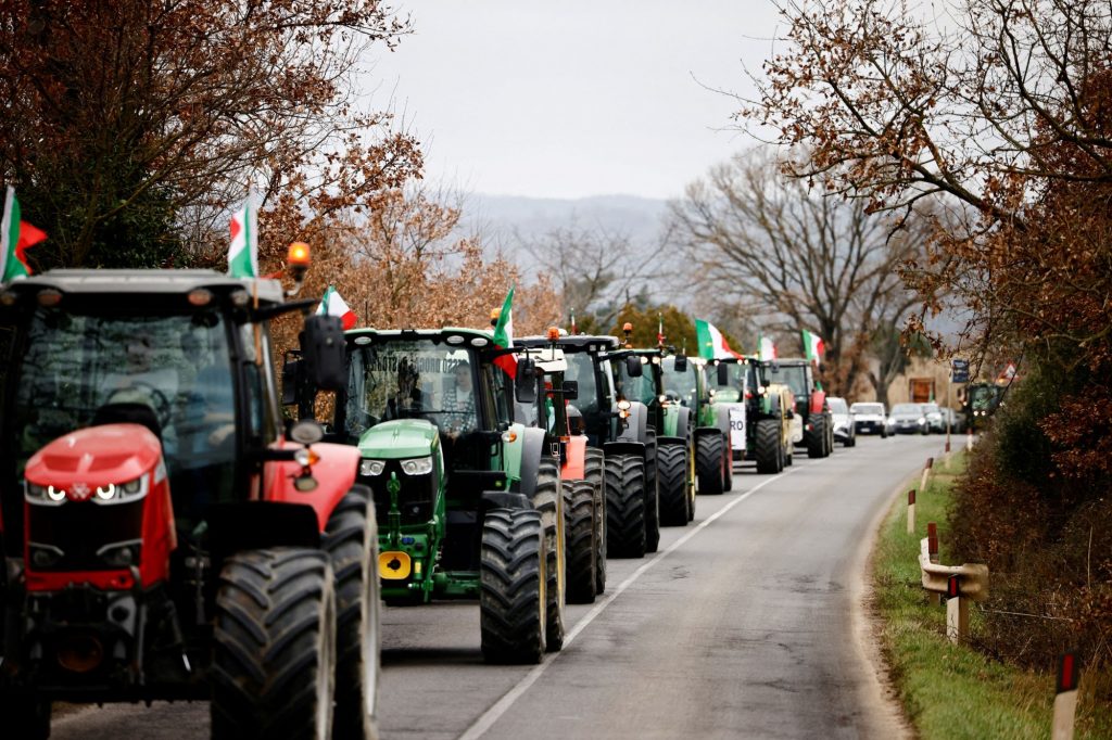 Ιταλία: Σκληραίνουν τη στάση τους οι αγρότες – Κατευθύνονται με τα τρακτέρ τους στη Ρώμη