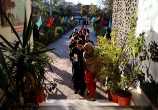 Πακιστάν: Υπό δρακόντεια μέτρα ασφαλείας άνοιξαν οι κάλπες στο Πακιστάν μετά το χθεσινό μακελειό