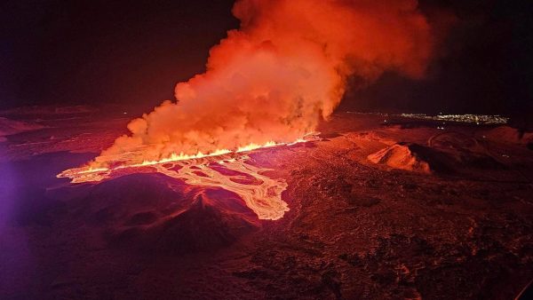 Ισλανδία: Εξερράγη ξανά το ηφαίστειο του Γκρίνταβικ – Ποτάμια λάβας πλησιάζουν την πόλη [Βίντεο]