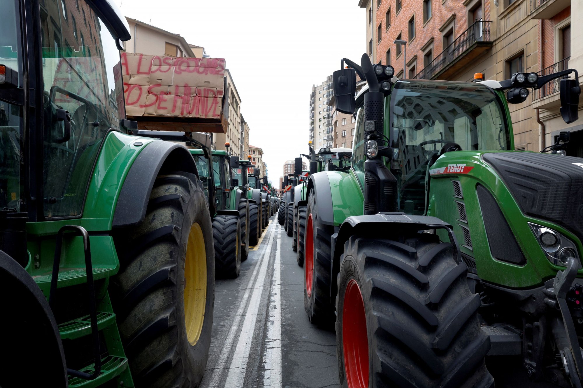 Ισπανία: Αγρότες και οδηγοί φορτηγών συγκρούστηκαν με αστυνομικούς κατά την πέμπτη ημέρα διαδηλώσεων