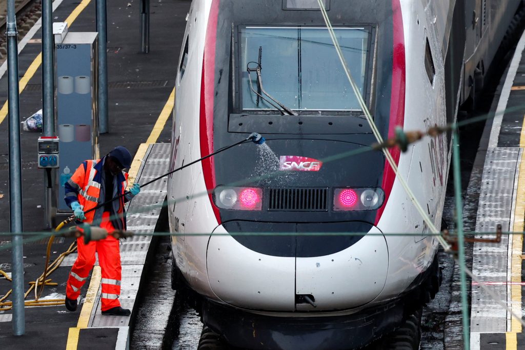 Απεργία διαρκείας στους σιδηροδρόμους της Γαλλίας – Σοβαρά προβλήματα στην κυκλοφορία των τρένων