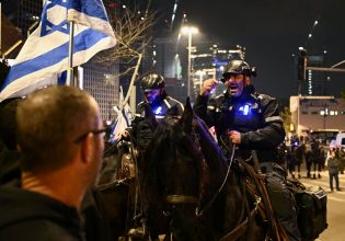 Ισραήλ: Χιλιάδες στους δρόμους κατά του Νετανιάχου – Αύρες και έφιππη αστυνομία στο Τελ Αβίβ