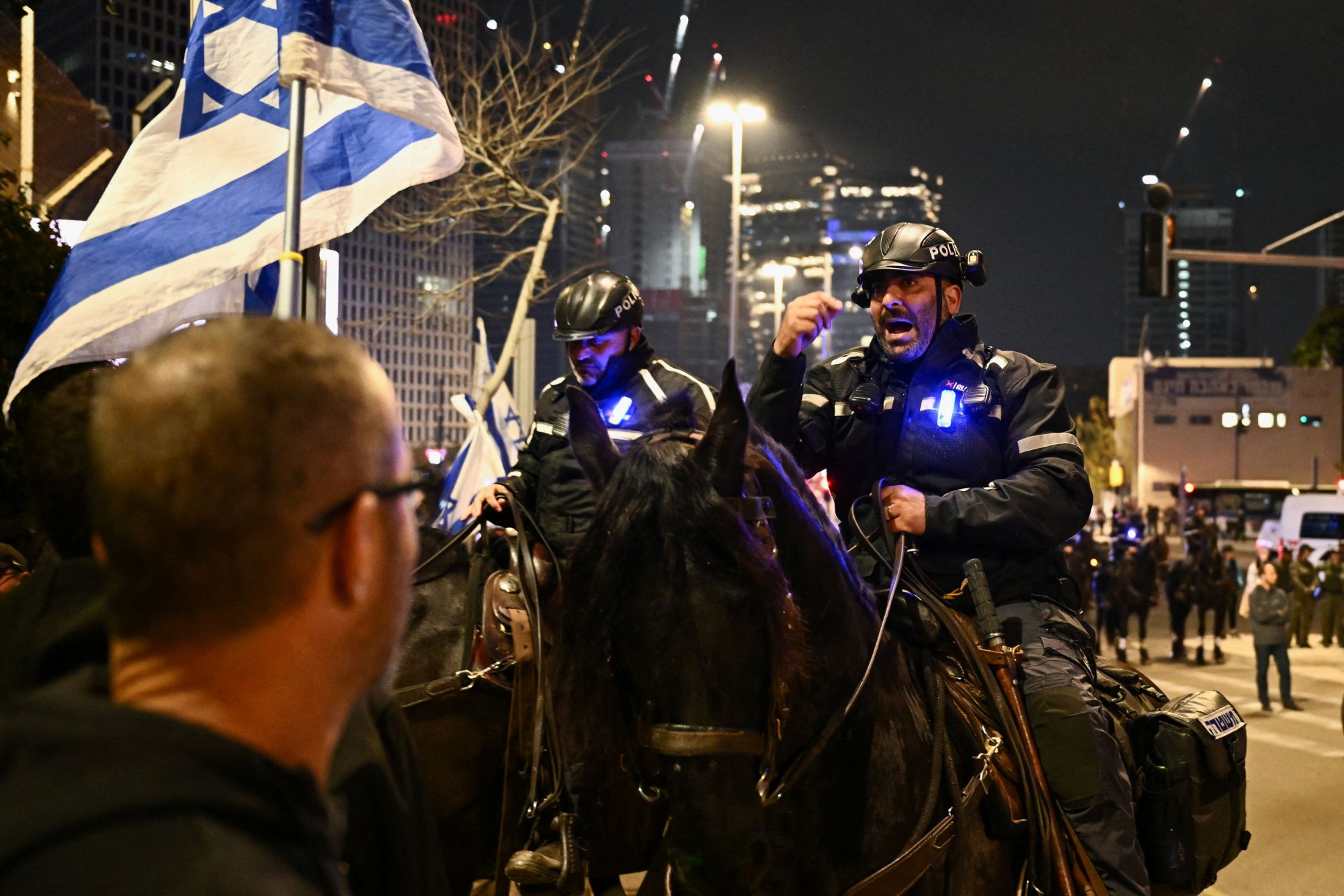 Ισραήλ: Χιλιάδες στους δρόμους κατά του Νετανιάχου - Αύρες και έφιππη αστυνομία στο Τελ Αβίβ