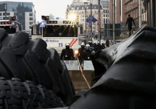 Αγρότες: Ένταση στη διαδήλωση με τρακτέρ στις Βρυξέλλες όπου συνεδριάζουν οι υπουργοί Γεωργίας της ΕΕ