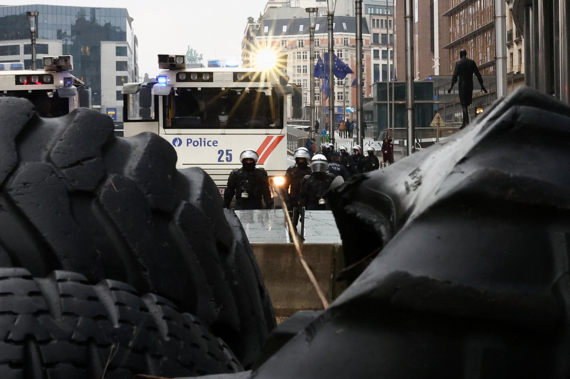 Αγρότες: Ένταση στη διαδήλωση με τρακτέρ στις Βρυξέλλες όπου συνεδριάζουν οι υπουργοί Γεωργίας της ΕΕ