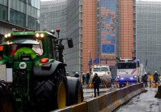 Αγρότες: Αποχώρησαν αλλά με σαφείς προειδοποιήσεις τα τρακτέρ από τις Βρυξέλλες