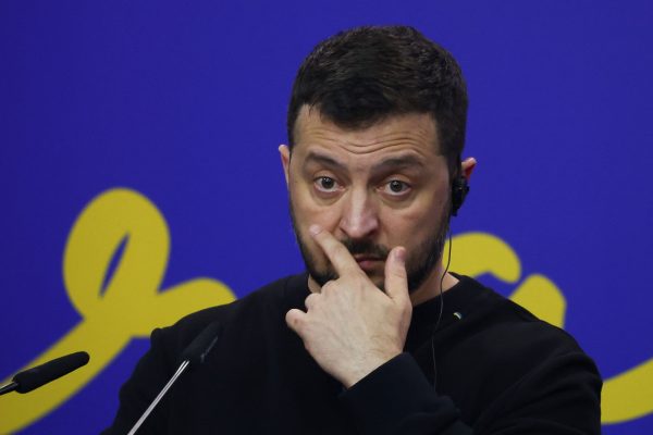 Ουκρανία: Το αδιέξοδο του Ζελένσκι, ο ρόλος της Δύσης και η αντίσταση που καταρρέει