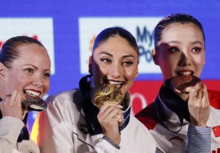 Η στιγμή της απονομής του χρυσού μεταλλίου στην Πλατανιώτη (vid)