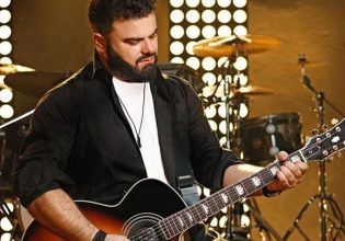 «Πόσο μου λείπει» – Ο Ηλίας Καμπακάκης «αναγεννά» το αγαπημένο τραγούδι, 22 χρόνια μετά