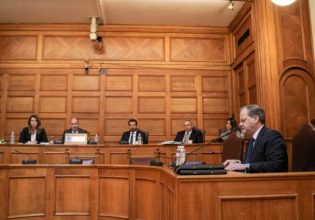 Τέμπη: Ευθύνες παντού εκτός από τον εαυτό του, «βλέπει» ο Καραμανλής – «Πυρ ομαδόν» από τα κόμματα