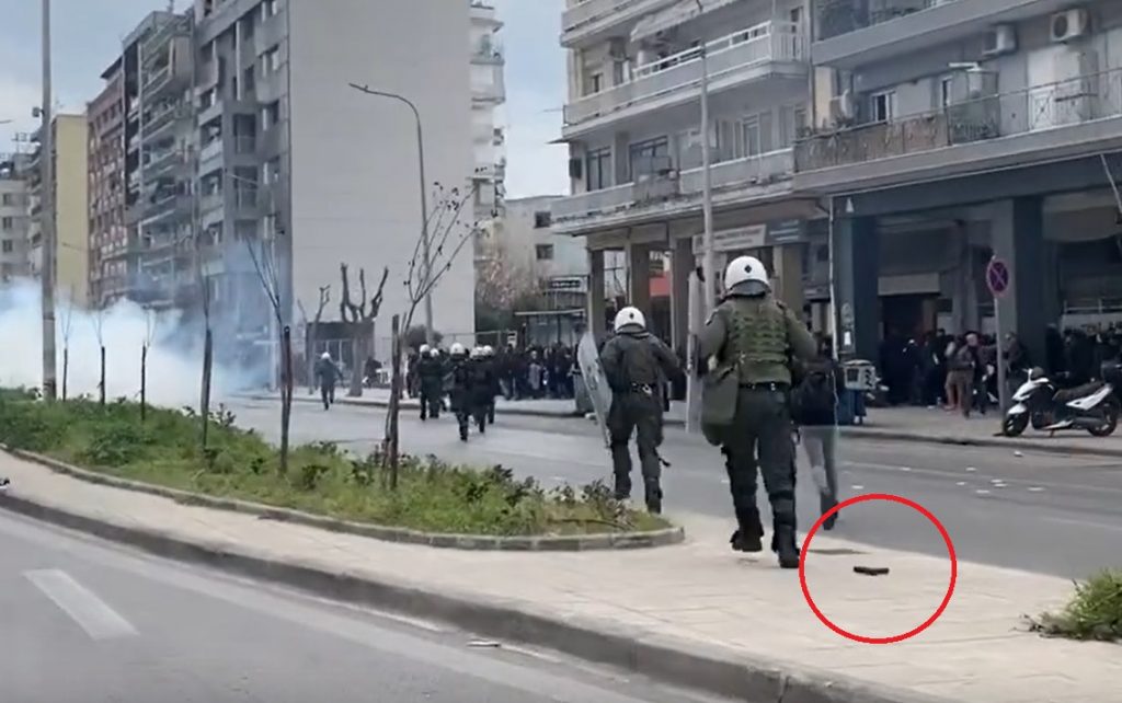 Θεσσαλονίκη: Έπεσε όπλο αστυνομικού κατά τη διάρκεια επεισοδίων – Το άφησε και απομακρύνθηκε (φωτογραφίες+βίντεο)