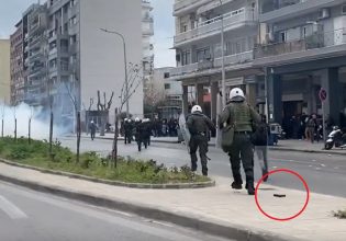 Θεσσαλονίκη: Έπεσε όπλο αστυνομικού κατά τη διάρκεια επεισοδίων – Το άφησε και απομακρύνθηκε (φωτογραφίες+βίντεο)