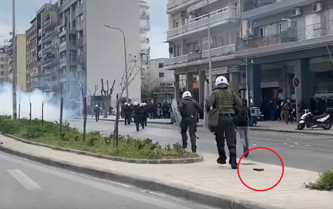 Θεσσαλονίκη: Έπεσε όπλο αστυνομικού κατά τη διάρκεια επεισοδίων - Το άφησε και απομακρύνθηκε (φωτογραφίες+βίντεο)