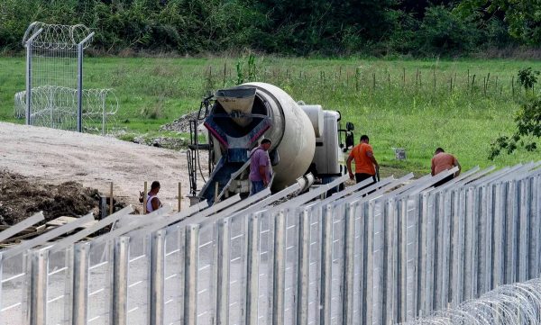 Ντροπιαστικά πλάνα δείχνουν ημίγυμνους μετανάστες σε πολικές θερμοκρασίες στα σύνορα της Σερβίας