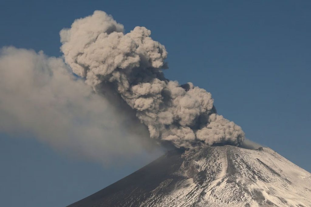 «Βρυχάται» το ηφαίστειο Ποποκατέπετλ του Μεξικού – Ακυρώθηκαν 22 πτήσεις λόγω τέφρας
