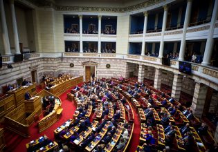 Ομόφυλα ζευγάρια: Υπερψηφίστηκε το νομοσχέδιο για τον γάμο τους με 176 «υπέρ» και 76 «κατά»