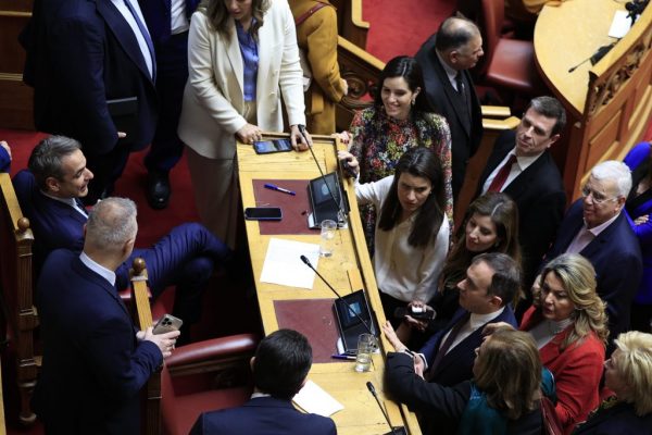 Ομόφυλα ζευγάρια: Οι ρωγμές σε ΝΔ, ΠΑΣΟΚ, η απουσία του Πολάκη και το όνομα που συζητήθηκε