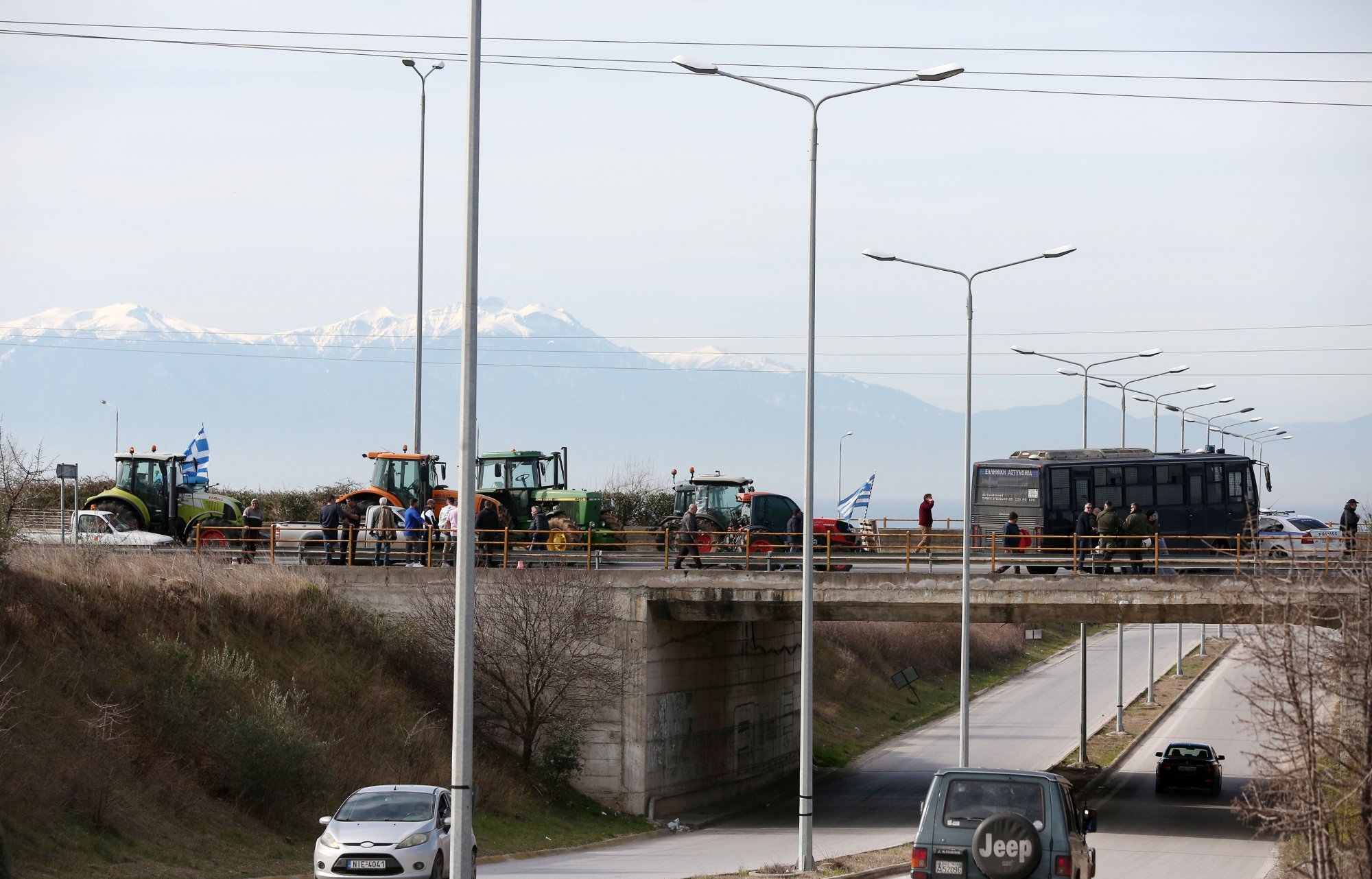 Αγρότες με τα τρακτέρ τους έκλεισαν τη Θεσσαλονίκης – Έδεσσας και την Εγνατία Οδό στο Δερβένι