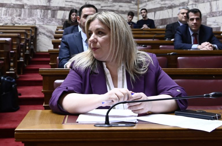 Προστατευτικό δίχτυ κυρίως για τα παιδιά το νομοσχέδιο για τα ομόφυλα ζευγάρια, λέει Συρεγγέλα