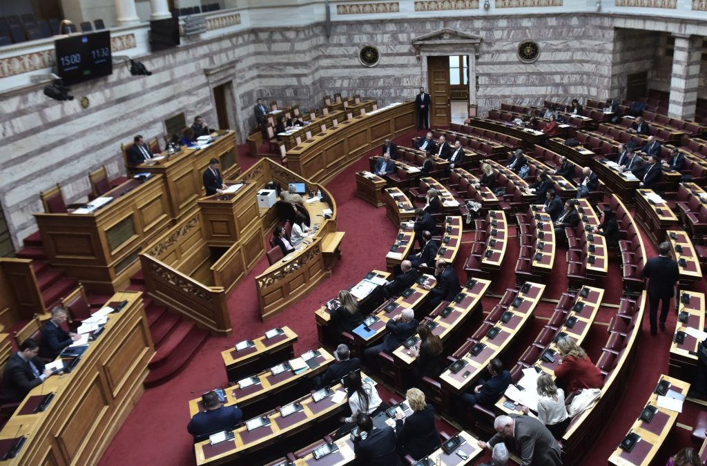 Ως τα ξημερώματα η συζήτηση για τον γάμο ομόφυλων – Ενστάσεις αντισυνταγματικότητας και ονομαστική ψηφοφορία