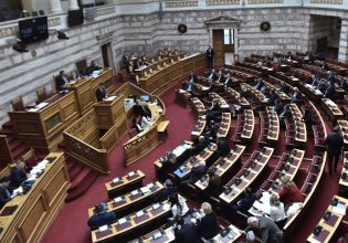 Ως τα ξημερώματα η συζήτηση για τον γάμο ομόφυλων – Ενστάσεις αντισυνταγματικότητας και ονομαστική ψηφοφορία