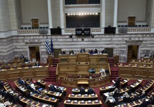Βουλή: Συνεχίζεται η συζήτηση για τα ομόφυλα ζευγάρια – Δείτε live