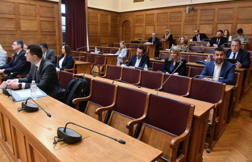 Βουλή: Η αντιπολίτευση ζητεί την απόσυρση του νομοσχεδίου για τα ιδιωτικά ΑΕΙ – Τι απάντησε ο Πιερρακάκης