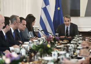 Τα νοικοκυριά γονατίζουν από την ακρίβεια και ο Μητσοτάκης… διαφημίζει μειώσεις τιμών σε προϊόντα