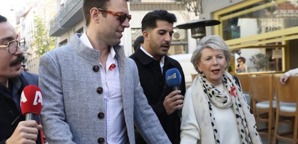 «Συγκλονιστική ομιλία για την ισότητα στον γάμο» – Ο Κασσελάκης αποθέωσε την Ακρίτα