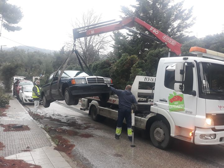 Αδειάζει η Κηφισιά από εγκαταλελειμμένα αυτοκίνητα